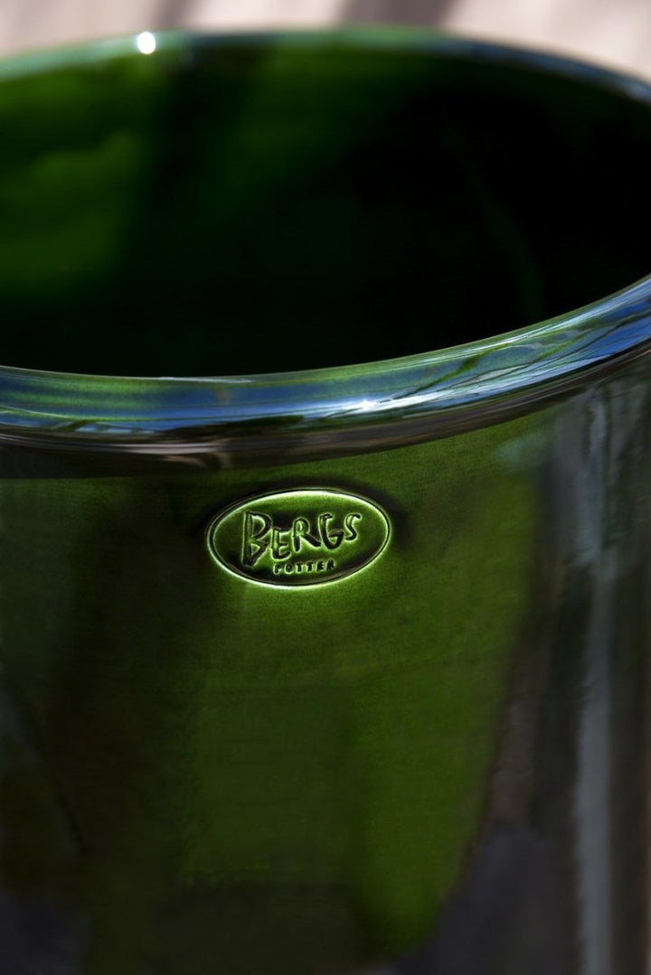 Bergs Modena glazed green pot, side view